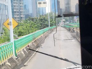 Bina Marga Cek Aspal Berlubang di Jalur TransJ Koridor 13 Hari Ini Bina Marga Cek Aspal Berlubang di Jalur TransJ Koridor 13 Hari Ini