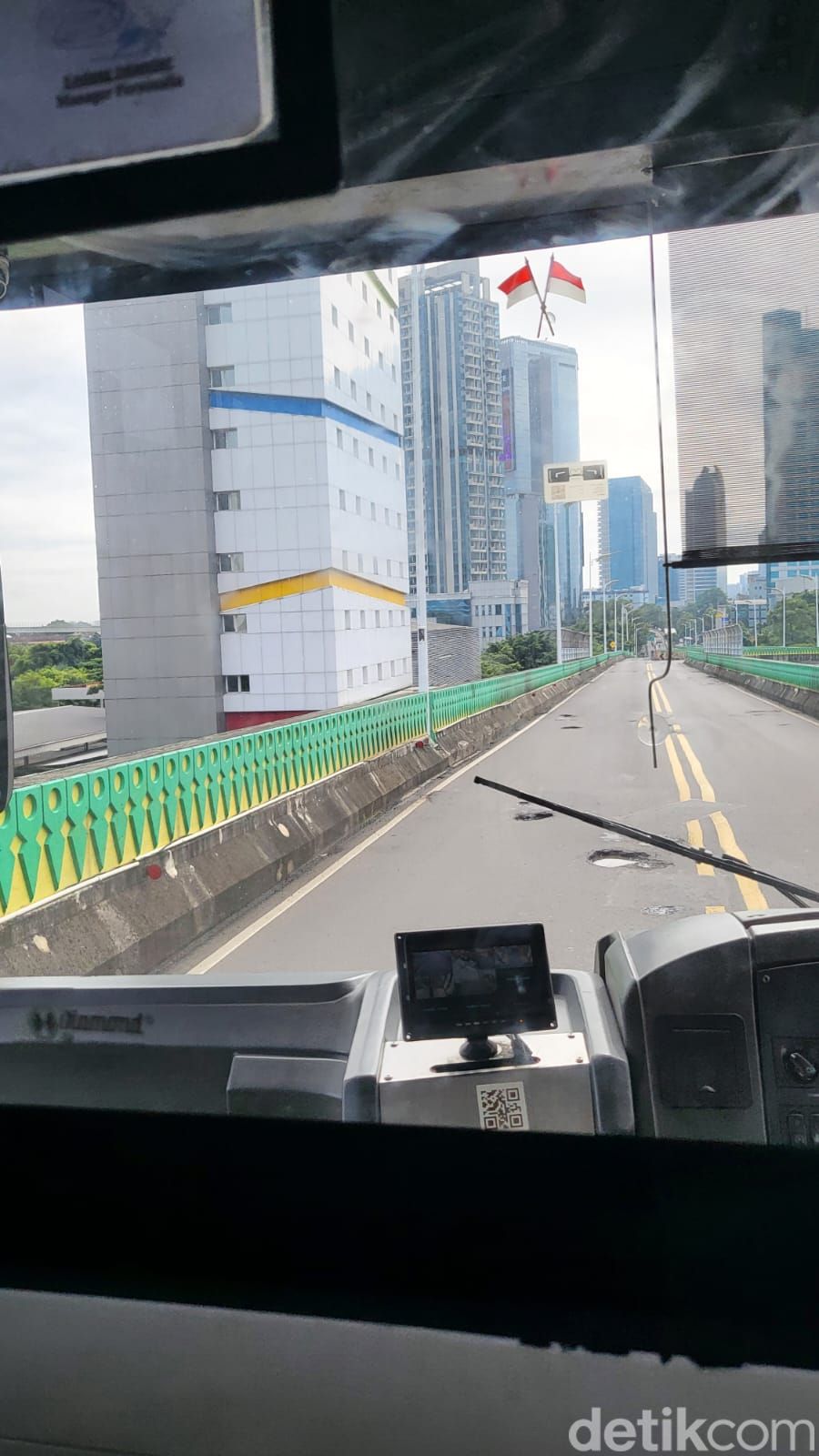 Lubang-lubang di aspal busway koridor 13 Transjakarta. (Indah Mutiara Kami/detikcom)