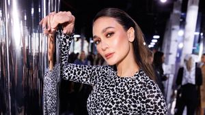 7 Gaya Luna Maya Pakai Gaun Ketat di Fashion Show Michael Kors, New York
