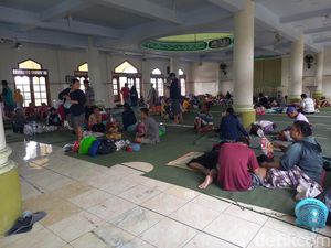 350 Orang Korban Banjir Solo Ngungsi di Masjid Annimah Joyontakan