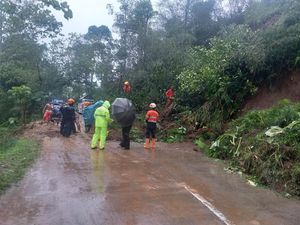Putar Balik! Jalan Magelang-Boyolali di Sawangan Tertutup Longsor