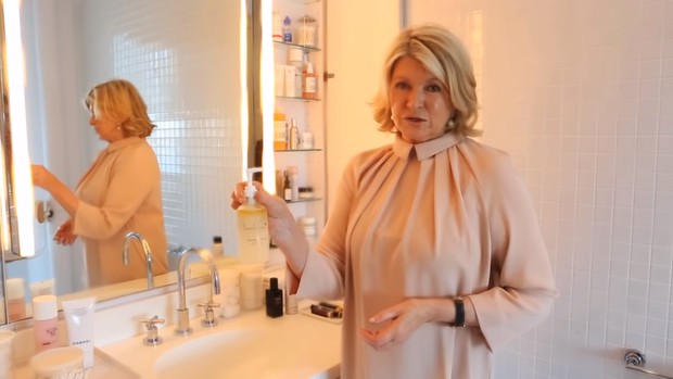 Melakukan Skincare Routine dan Masker Setiap Pagi