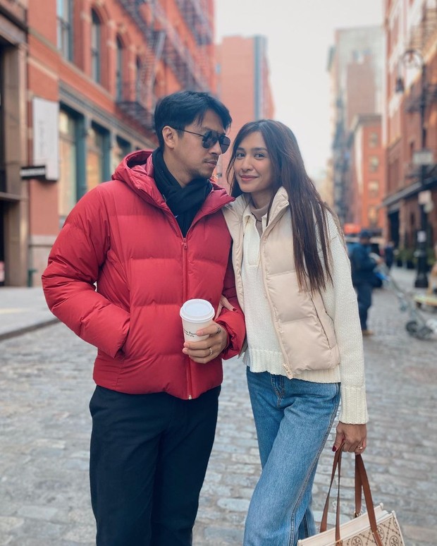 Mikha Tambayong dan Deva Mahenra/ Foto: Instagram/miktambayong Mikha Tambayong dan Deva Mahenra di New York, Amerika Serikat