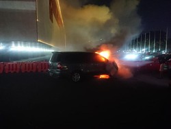Mobil Parkir di Kompleks DPR Terbakar gegara Korsleting, Sudah Padam