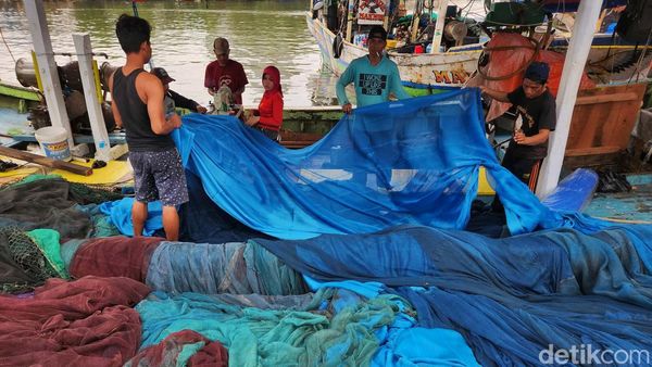 Melihat Aktivitas Nelayan Muara Angke yang Libur Melaut Akibat Cuaca Buruk