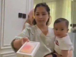The Real Sultan, Viral Momen Nagita Slavina Bagi-bagi iPhone Untuk Karyawan