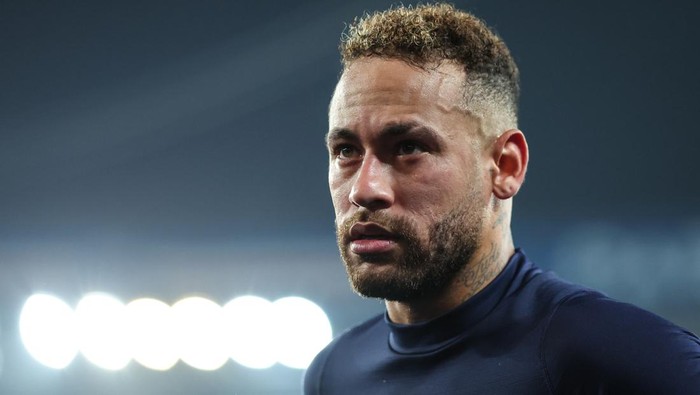 PARIS, FRANCE - FEBRUARY 14:  Neymar of Paris Saint Germain during the UEFA Champions League round of 16 leg one match between Paris Saint-Germain and FC Bayern Munchen at Parc des Princes on February 14, 2023 in Paris, France. (Photo by Marc Atkins/Getty Images)