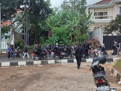 Bentrok Suporter di Stadion Jatidiri Mereda, Brimob Bermotor Sisir Lokasi