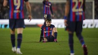 Pedri alami cedera panjang berupa cedera hamstring, yang sudah menghantuinya dari musim lalu. Pedri sudah absen delapan laga, diyakini pulih di akhir bulan ini untuk jalani El Clasico (AP)