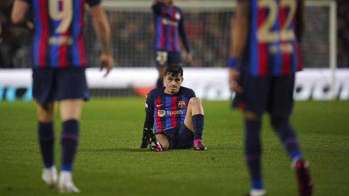 Barcelonas Pedri is seen on the ground during the Europa League playoff first leg soccer match between Barcelona and Manchester United at the Camp Nou stadium in Barcelona, Spain, Thursday, Feb. 16, 2023. (AP Photo/Joan Mateu Parra)