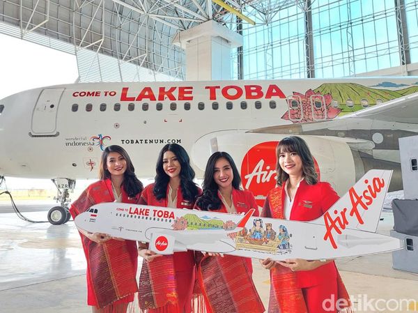 Foto: Cantiknya Pramugari AirAsia Promosikan Danau Toba