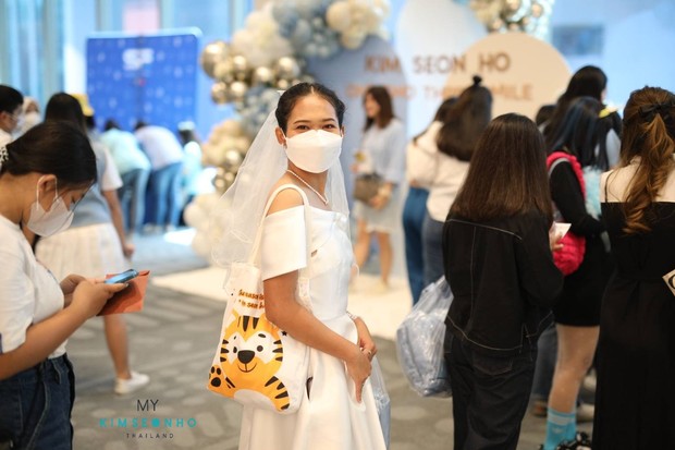 Penggemar Berpakaian Unik Saat Menghadiri Fan Meeting Kim Seon Ho/Foto: Twitter.com/mykimseonhothai Penggemar Berpakaian Unik Saat Menghadiri Fan Meeting Kim Seon Ho