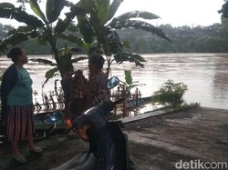 Debit Bengawan Solo di Ngawi Meningkat, Perahu Penyeberangan Tak Beroperasi
