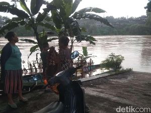 Debit Bengawan Solo di Ngawi Meningkat, Perahu Penyeberangan Tak Beroperasi Debit Bengawan Solo di Ngawi Meningkat, Perahu Penyeberangan Tak Beroperasi