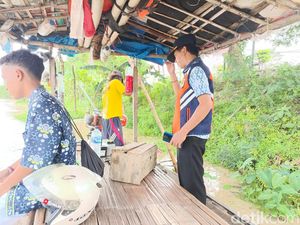 Bengawan Solo Siaga Kuning, Perahu Penyeberangan Masih Beroperasi Bengawan Solo Siaga Kuning, Perahu Penyeberangan Masih Beroperasi