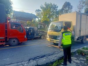 Tabrakan Truk Vs Mobil Pribadi, Jalur Medan-Berastagi Macet Berjam-jam