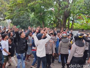 Akhirnya Reda! Suporter-Polisi Sempat 2 Kali Ricuh di Jatidiri Semarang Akhirnya Reda! Suporter-Polisi Sempat 2 Kali Ricuh di Jatidiri Semarang