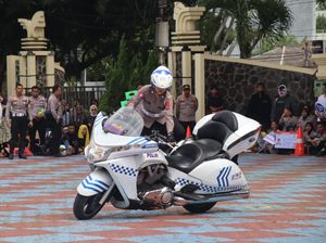 Lihainya Polisi Atraksi Kuda Besi di Depan Pelajar Subang Lihainya Polisi Atraksi Kuda Besi di Depan Pelajar Subang