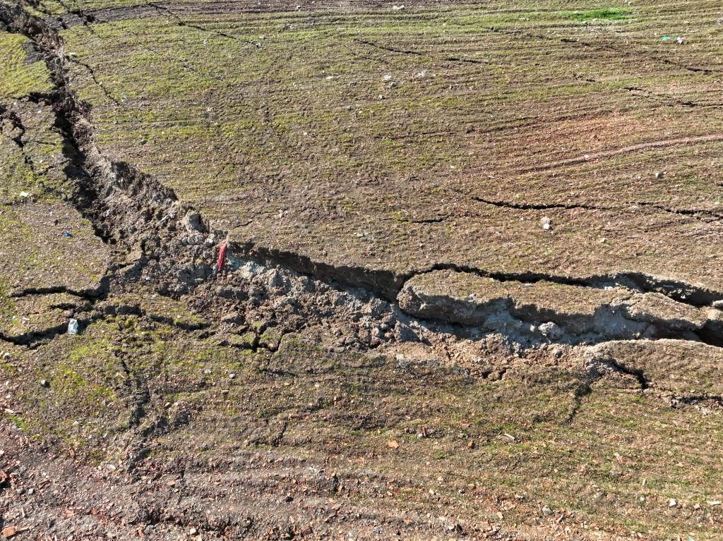 Potret Aerial Rekahan Bumi Imbas Gempa Turki M7,8 Potret Aerial Rekahan Bumi Imbas Gempa Turki M7,8