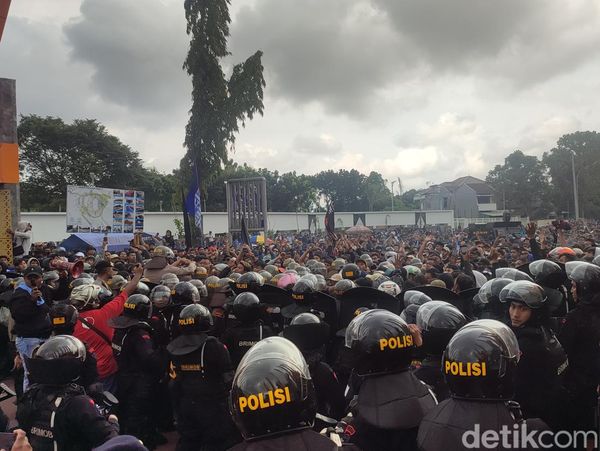 Potret Ricuh Suporter saat Laga Derby Jateng di Stadion Jatidiri Semarang