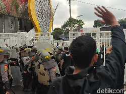 Polisi Periksa 16 Suporter Buntut Kericuhan di Stadion Jatidiri Semarang