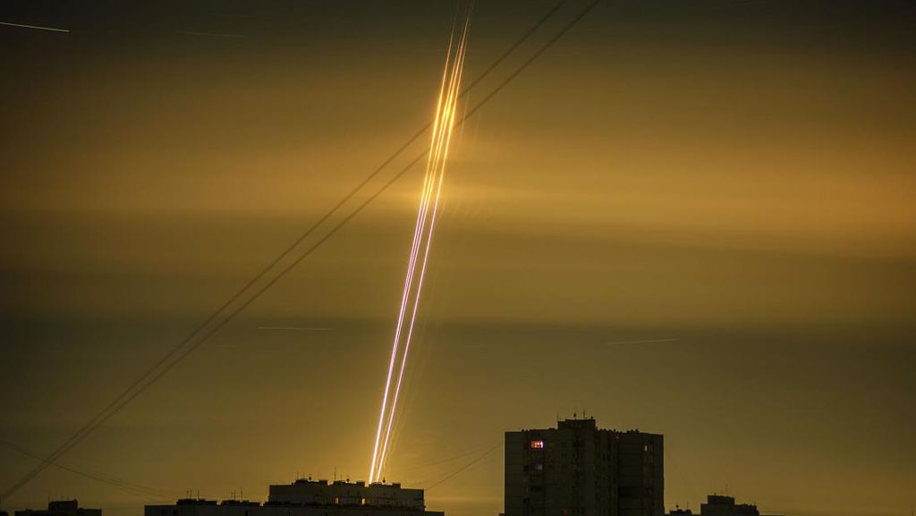 Potret Kilatan-kilatan Cahaya Rudal Rusia Menyambar Ukraina Potret Kilatan-kilatan Cahaya Rudal Rusia Menyambar Ukraina