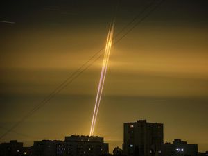 Potret Kilatan-kilatan Cahaya Rudal Rusia Menyambar Ukraina Potret Kilatan-kilatan Cahaya Rudal Rusia Menyambar Ukraina