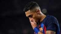 Raphinha masih dipercaya pelatih Xavi untuk bermain di posisi winger. Namun sejauh musim ini, Raphinha baru bikin tiga gol dari 17 laga (AFP)
