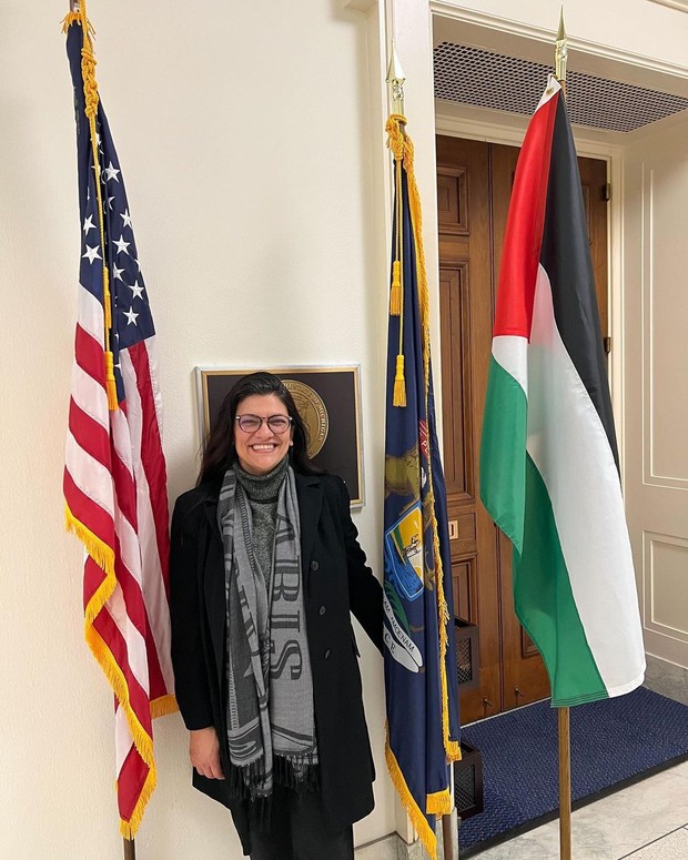 Rashida Tlaib adalah perempuan berdarah Palestina Amerika pertama yang terpilih menjadi anggota Kongres.