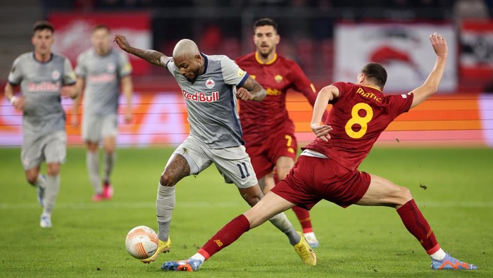 SALZBURG, AUSTRIA - FEBRUARY 16: Fernando of FC Salzburg is challenged by Nemanja Matic of AS Roma during the UEFA Europa League knockout round play-off leg one match between FC Salzburg and AS Roma at Football Arena Salzburg on February 16, 2023 in Salzburg, Austria. (Photo by Adam Pretty/Getty Images)