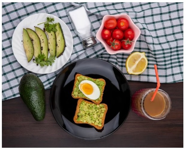 Roti bakar topping alpukat dan telur setengah matang/Foto:freepik/stockking