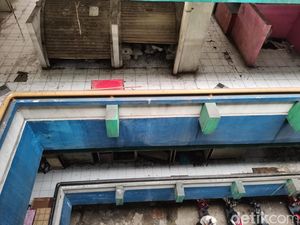 Pedagang Tanah Abang Blok G Jualan di Trotoar, Ngaku Bayar Jutaan ke Preman Pedagang Tanah Abang Blok G Jualan di Trotoar, Ngaku Bayar Jutaan ke Preman