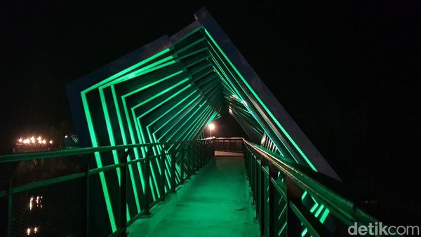 Keindahan Dancing Light Sky Walk yang Ada di Siak