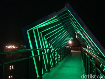 Keindahan Dancing Light Sky Walk yang Ada di Siak