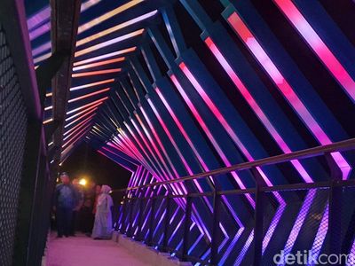 Terpesona Indahnya Skywalk dengan Lampu Dansa di Siak Riau