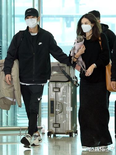 Song Joong Ki dan Katy Louise Saunders