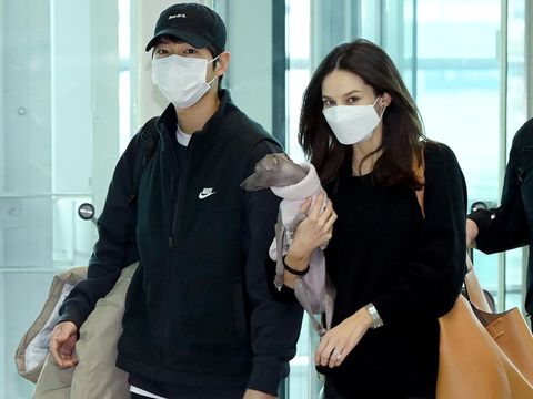 Song Joong Ki dan Katy Louise Saunders