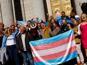 Spanyol Sahkan UU Hak Transgender, Aborsi dan Cuti Haid