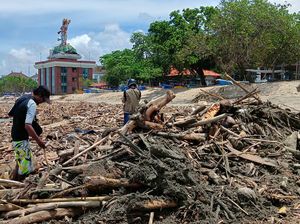 Meraup Berkah dari Sampah Kiriman di Pantai Kuta, Jam Hanyut hingga Uang Meraup Berkah dari Sampah Kiriman di Pantai Kuta, Jam Hanyut hingga Uang
