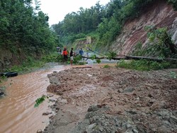 Ada Longsor, Jalan Lingkar Kota Wonogiri Ditutup Sementara