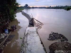 Tanggul Bengawan Solo di Bojonegoro Jebol, Warga Desa Siaga Tanggul Bengawan Solo di Bojonegoro Jebol, Warga Desa Siaga