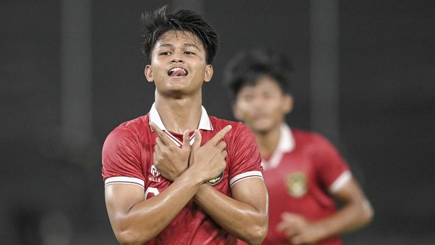 TIMNAS INDONESIA U-20 KALAHKAN FIJI U-20 Pesepak bola Tim Nasional Indonesia U-20 Hokky Caraka berselebrasi usai mencetak gol ke gawang Tim Nasional Fiji U-20 dalam pertandingan uji coba internasional U-20 di Stadion Utama Gelora Bung Karno (SUGBK), Senayan, Jakarta, Jumat (17/2/2023). Timnas Indonesia U-20 kalahkan Fiji U-20 dengan skor akhir 4-0. ANTARA FOTO/M Risyal Hidayat/foc.