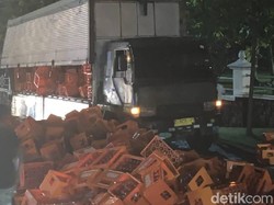 Truk Oleng Muntahkan Puluhan Krat Botol Kaca di Jatinangor