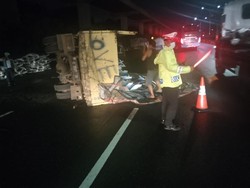 Ban Pecah, Truk Muatan Pakan Ayam Terguling di Tol Jagorawi