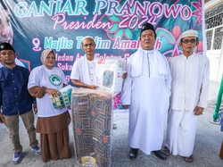 Relawan Ganjar Beri Bantuan Alat Salat-Al-Quran ke Majelis Taklim Medan
