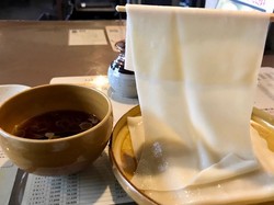 Unik! Udon yang Tipis dan Lebar Ini Harus Dilipat Sebelum Dimakan