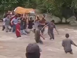 Saat Warga Enrekang Tandu Jenazah di Sungai Deras Dianggap Bupati Hal Biasa