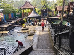 Serunya Berenang di Wisata Sumber Amber, Murah Meriah Cocok di Kantong