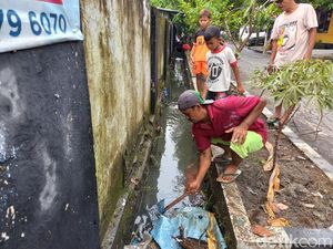 Aktivitas Warga Solo Usai Banjir Surut: Berburu Ikan di Selokan