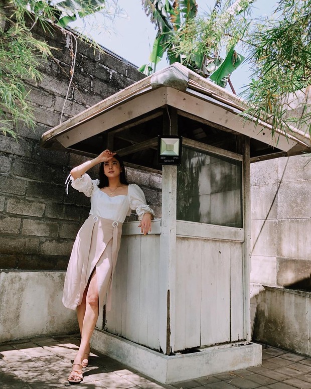 Alice Norin dengan Blouse Warna Putih Alice Norin